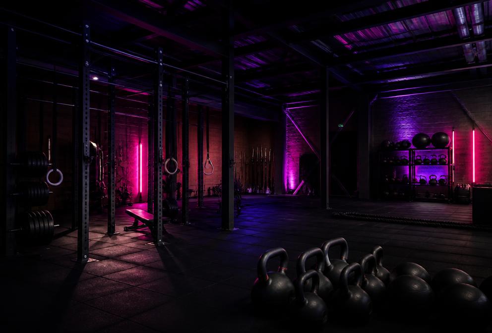 Fierce Factory Fitnessi treeningud Rakvere piirkonnas — jõusaalivarustus neoonvalguses